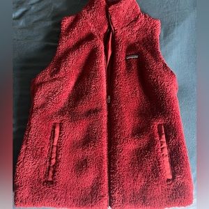 Patagonia Women’s Los Gatos fleece zip up vest - size L, burgundy